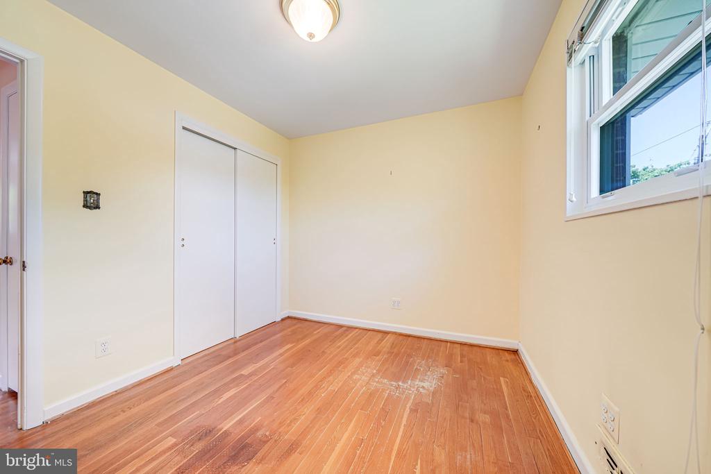 12102 Hunters Ln