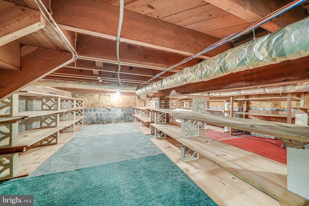 12102 Hunters Ln