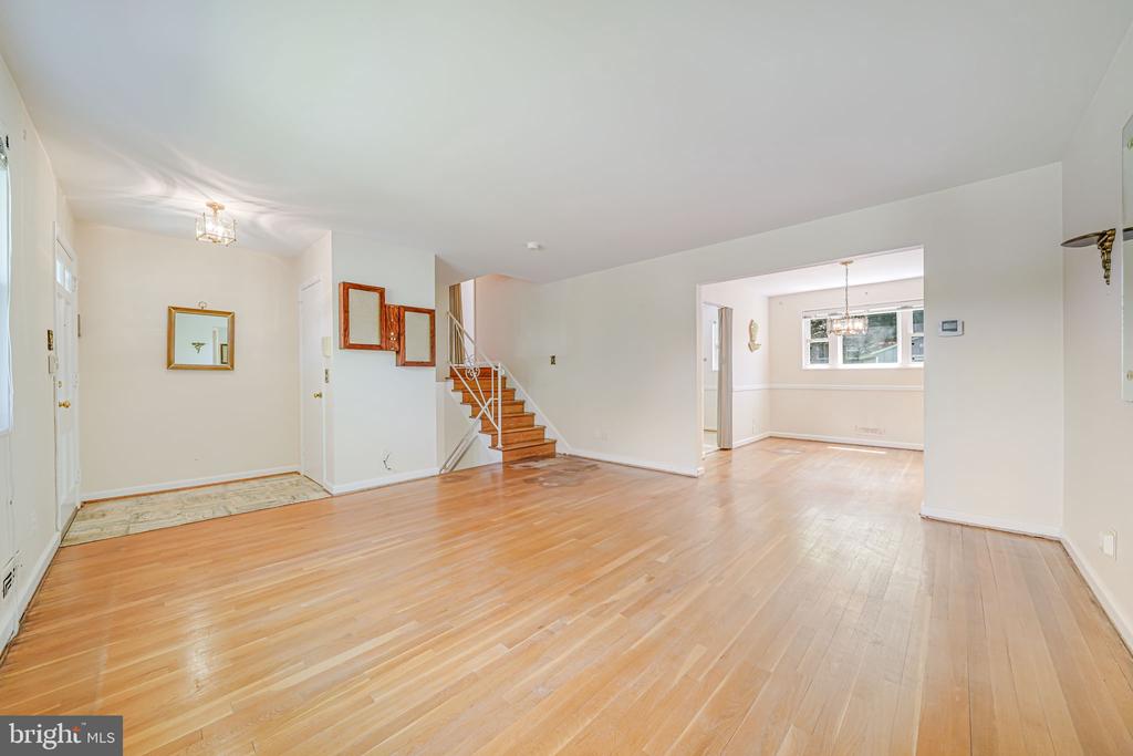 12102 Hunters Ln