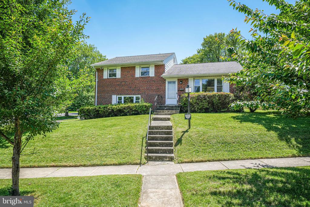 12102 Hunters Ln