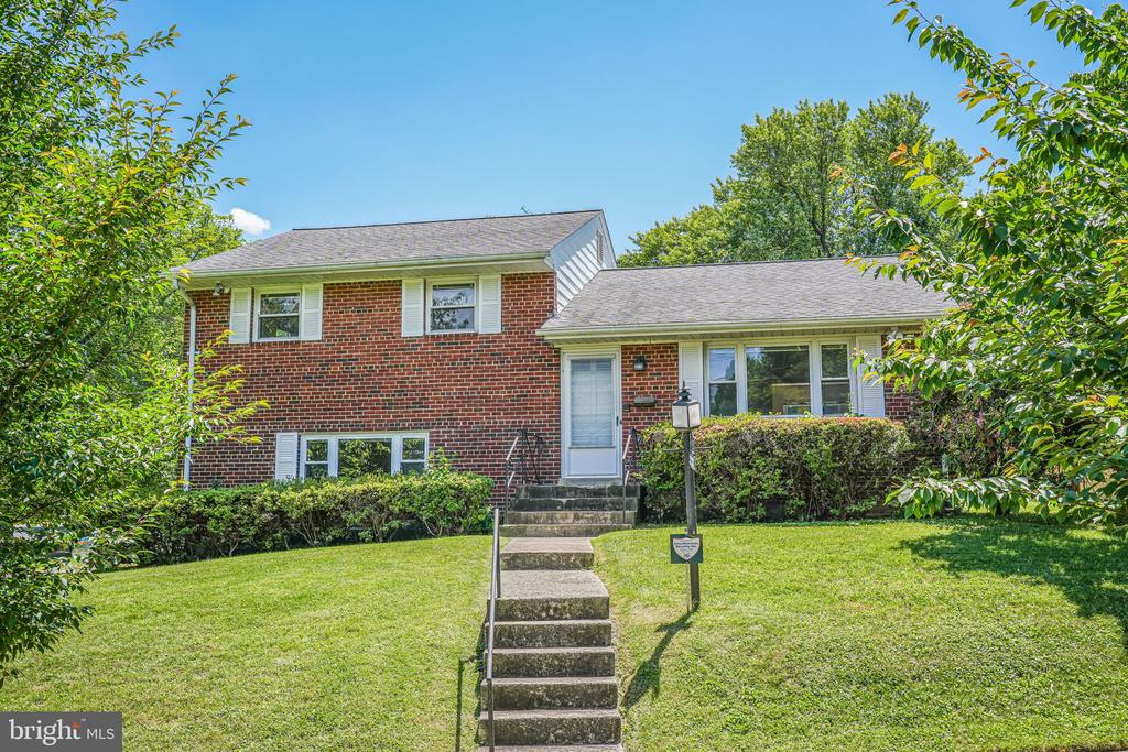 12102 Hunters Ln