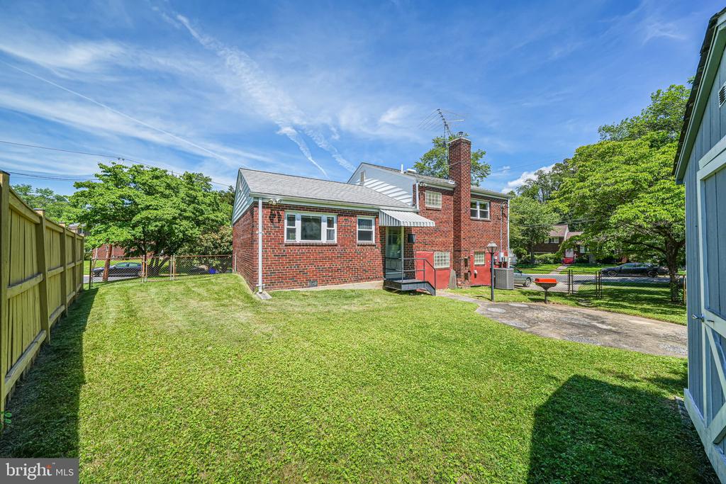 12102 Hunters Ln