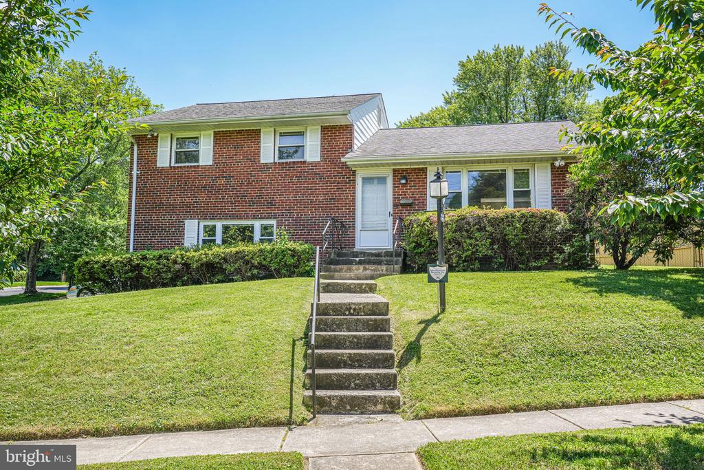 12102 Hunters Ln