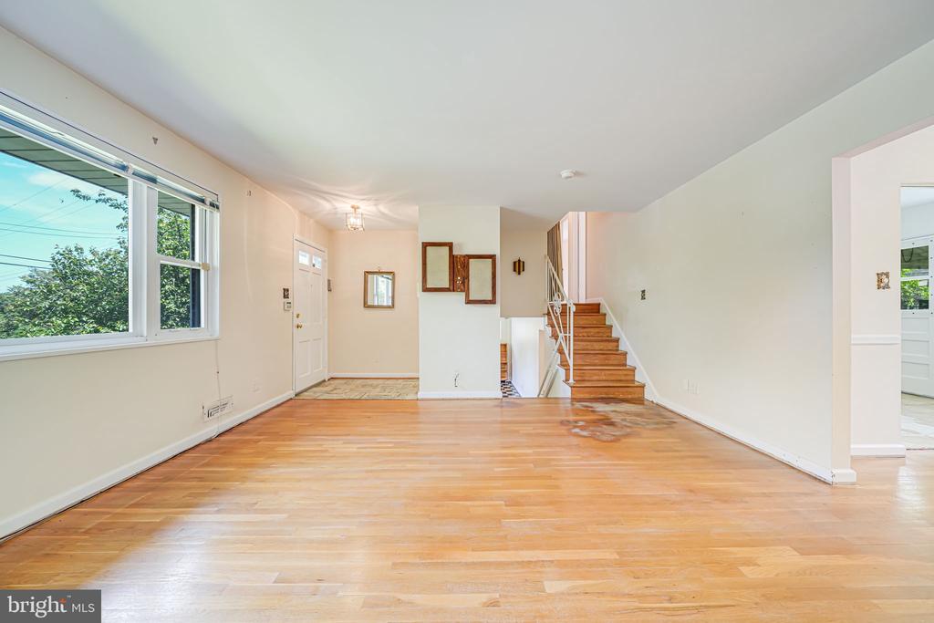 12102 Hunters Ln