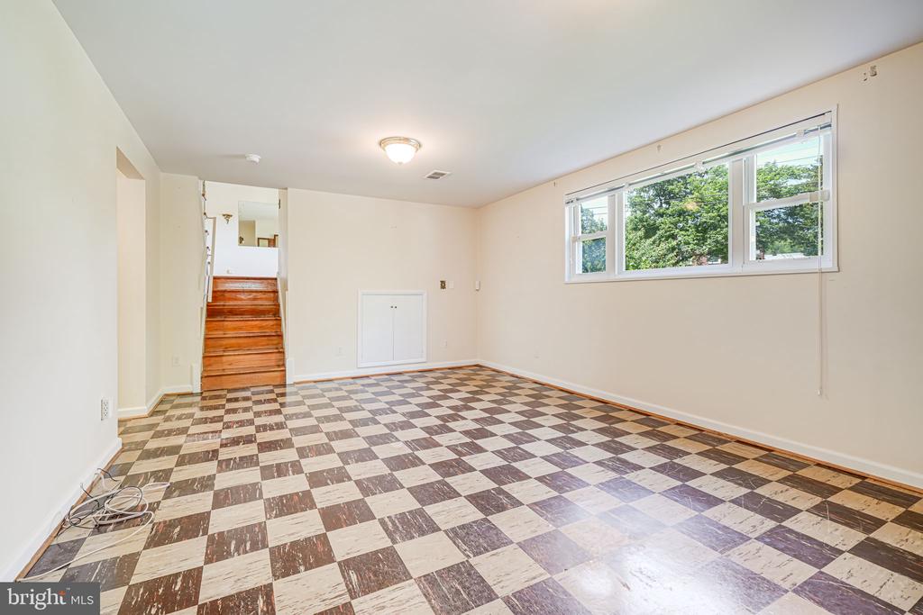 12102 Hunters Ln