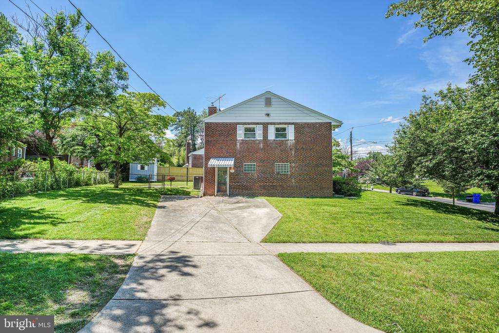 12102 Hunters Ln
