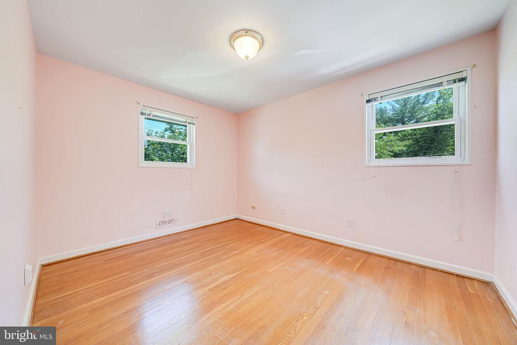 12102 Hunters Ln