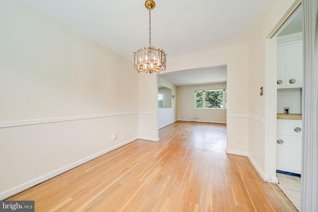 12102 Hunters Ln