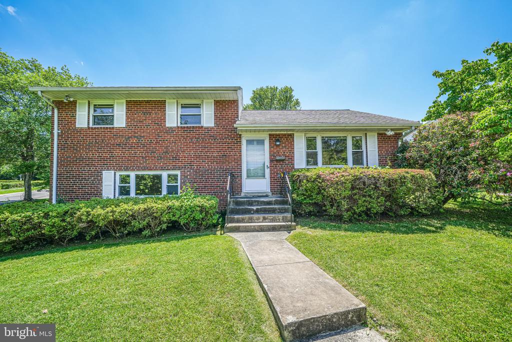 12102 Hunters Ln
