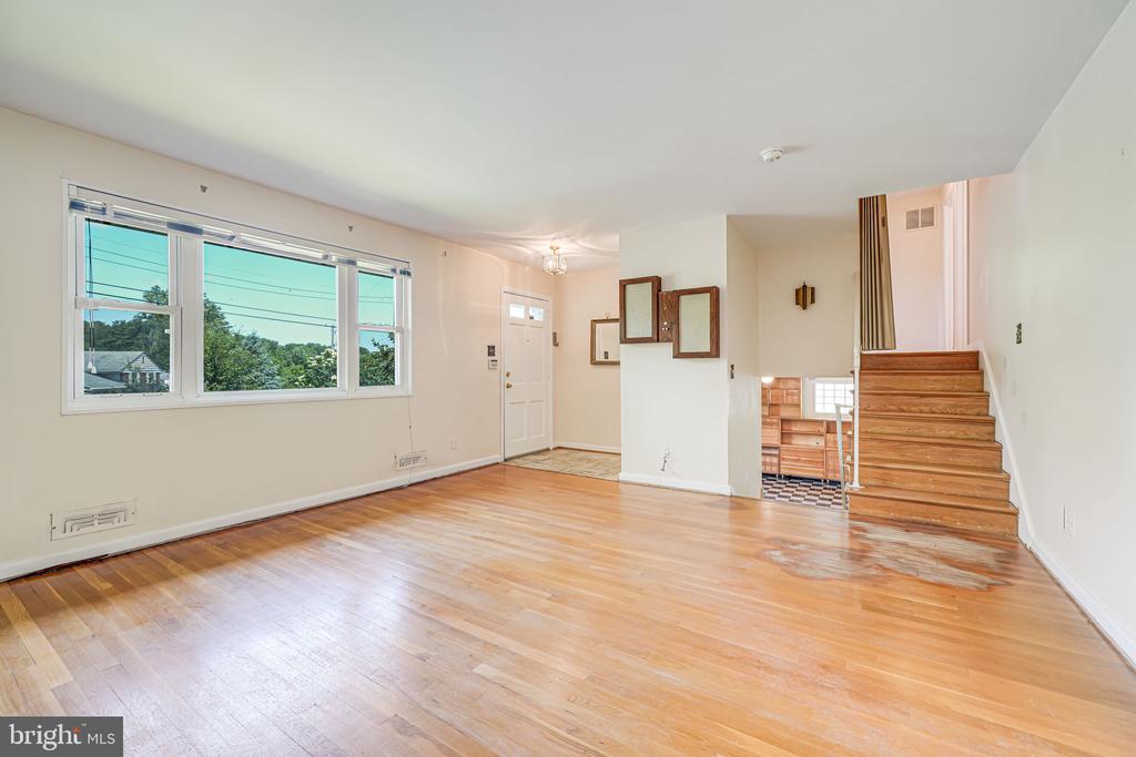 12102 Hunters Ln