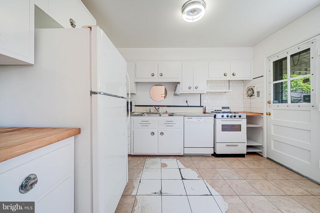 12102 Hunters Ln