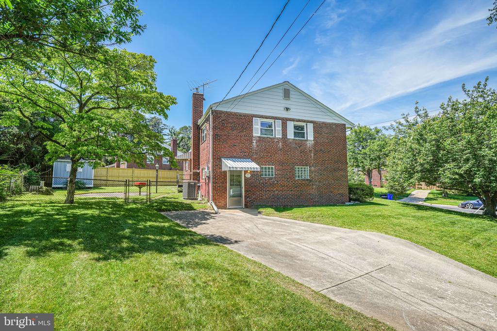 12102 Hunters Ln