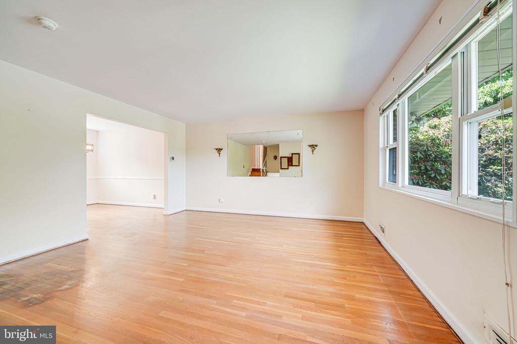 12102 Hunters Ln