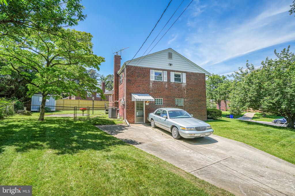 12102 Hunters Ln