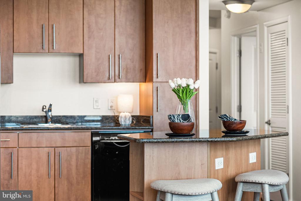 1021 N GARFIELD STREET Unit: 637