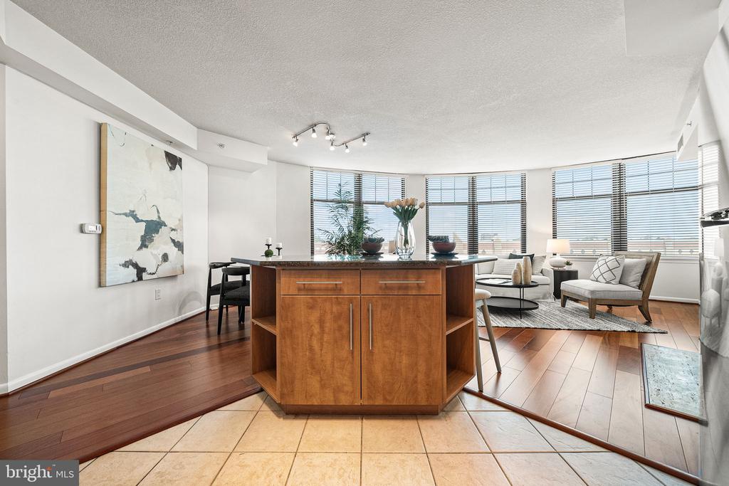 1021 N GARFIELD STREET Unit: 637