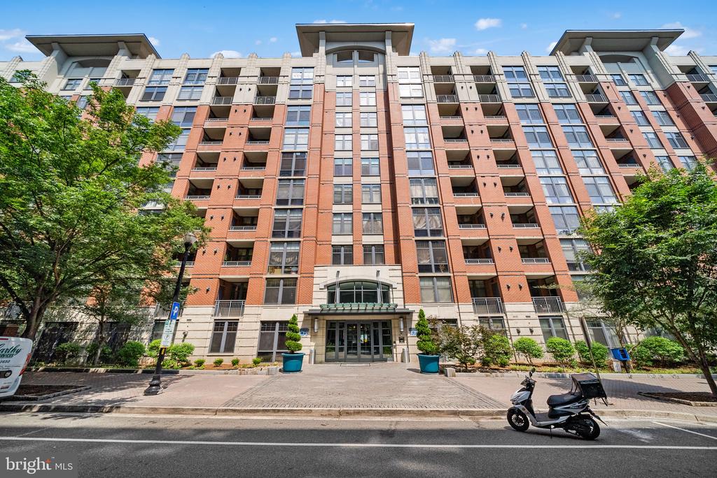 1021 N GARFIELD STREET Unit: 637