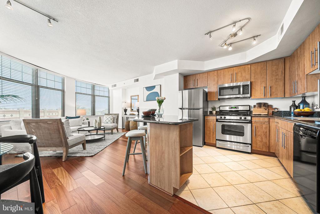 1021 N GARFIELD STREET Unit: 637