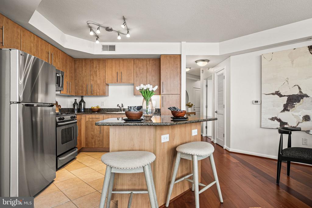 1021 N GARFIELD STREET Unit: 637