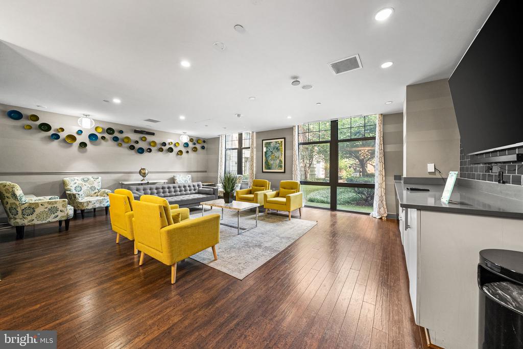 1021 N GARFIELD STREET Unit: 637