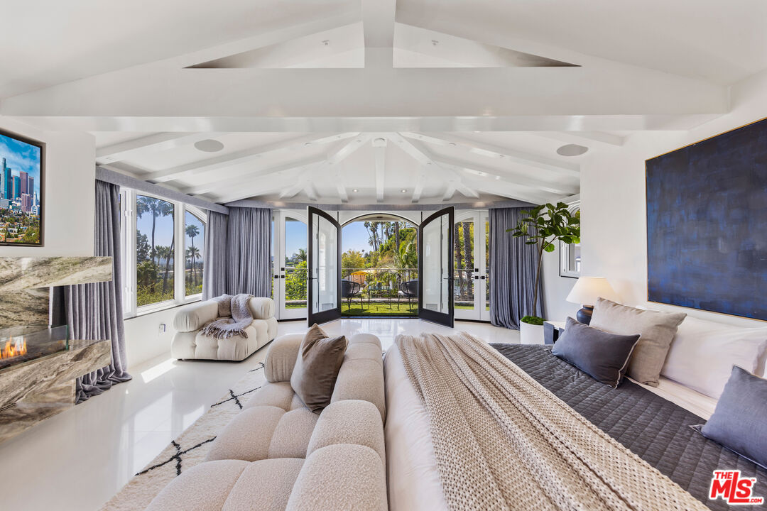 10048 Cielo Dr