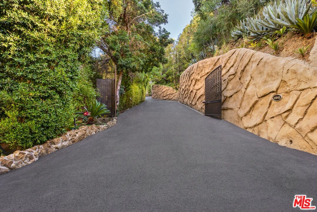 10048 Cielo Dr