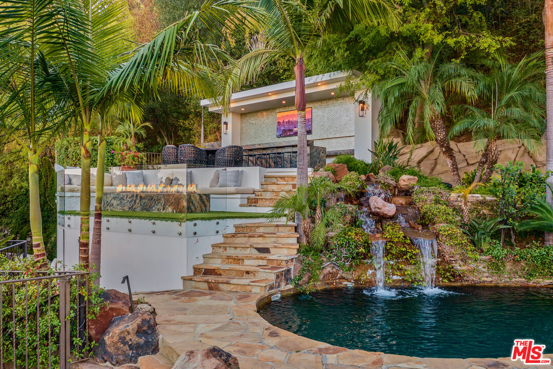 10048 Cielo Dr