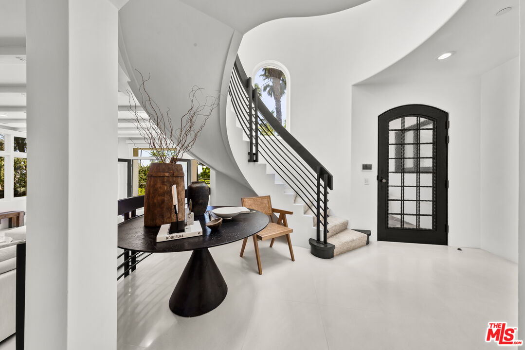 10048 Cielo Dr