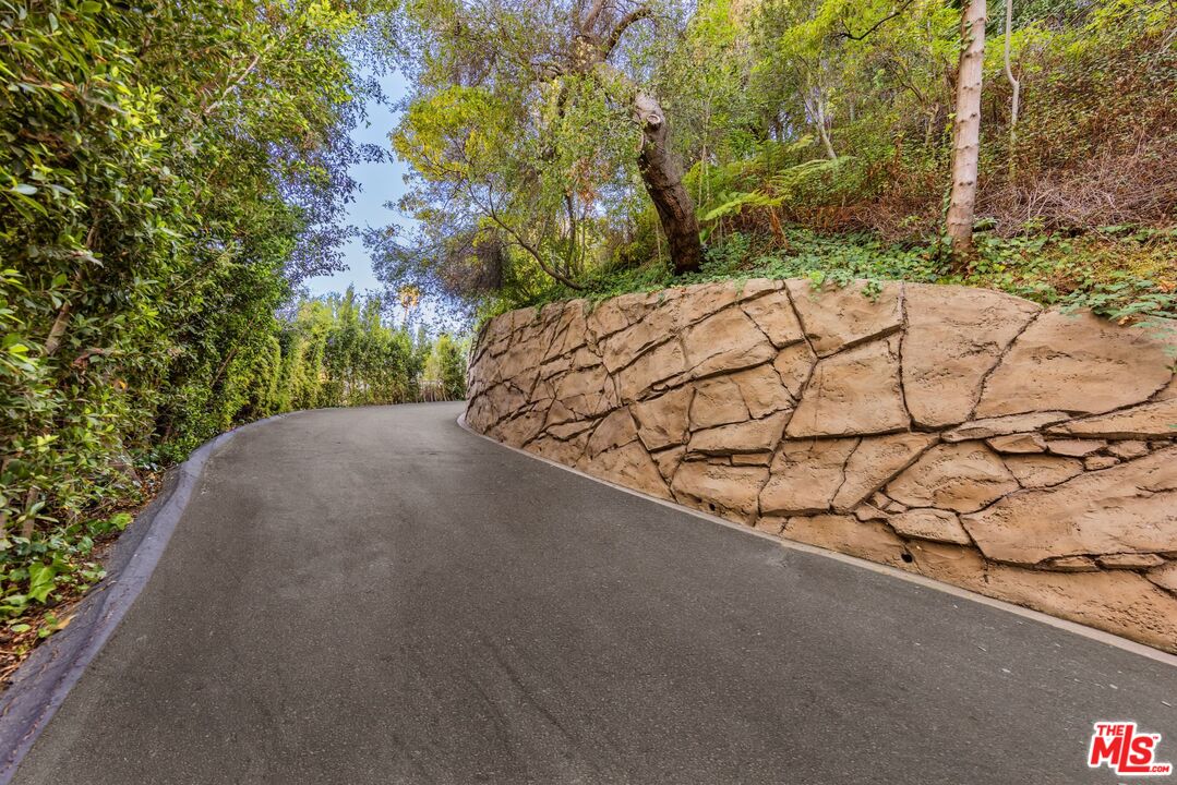 10048 Cielo Dr