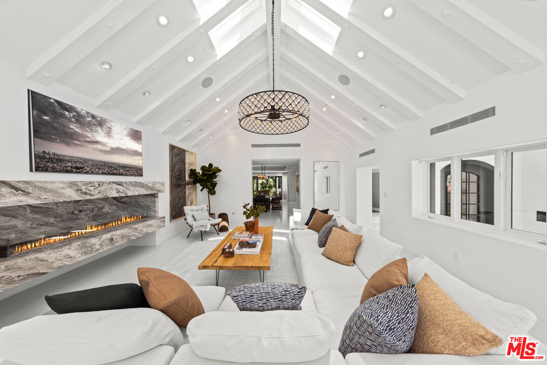 10048 Cielo Dr