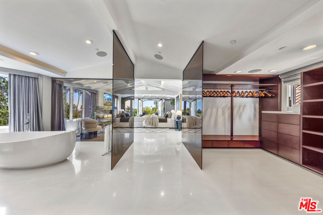 10048 Cielo Dr