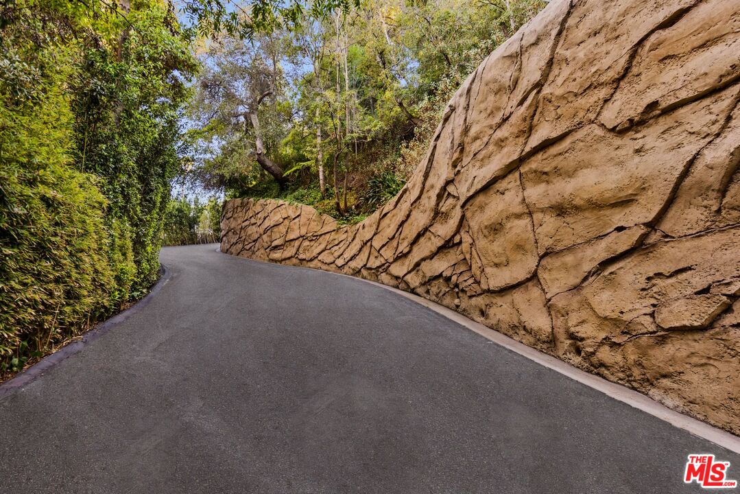 10048 Cielo Dr