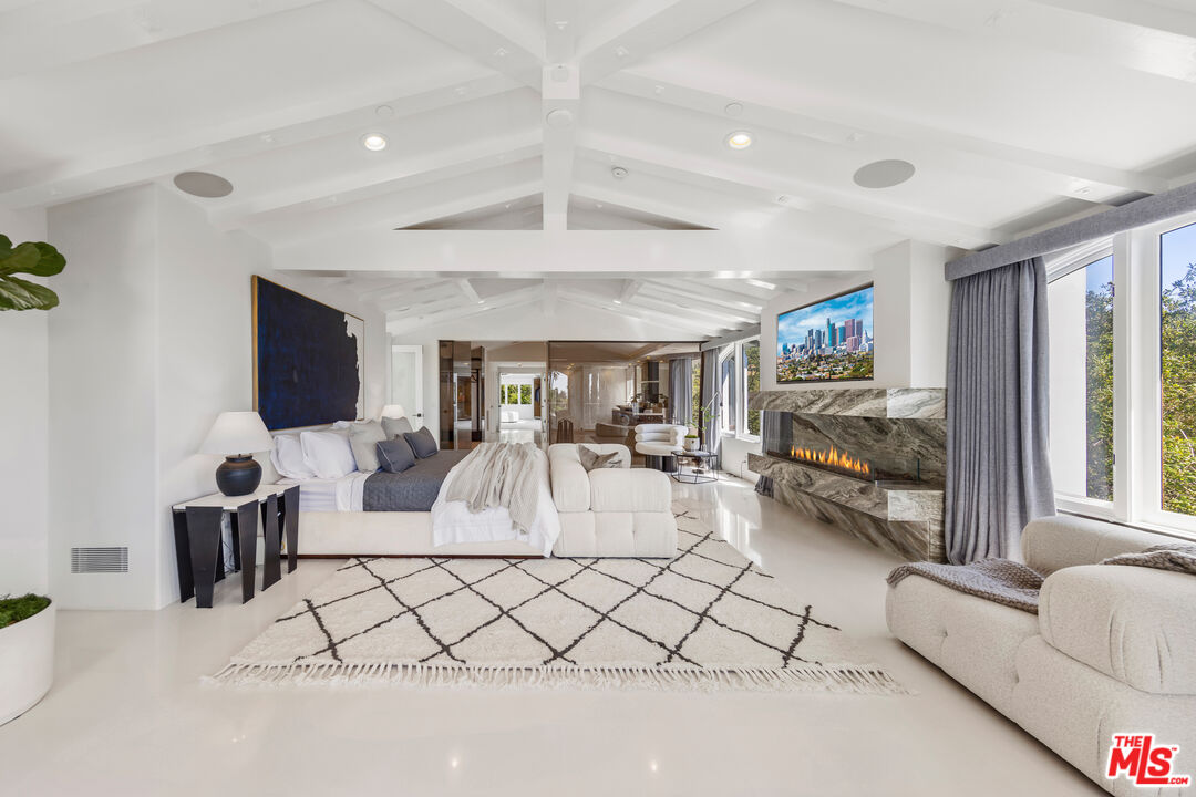 10048 Cielo Dr