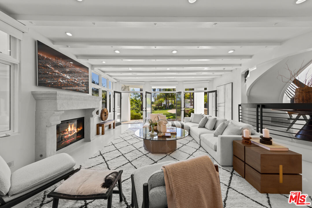 10048 Cielo Dr
