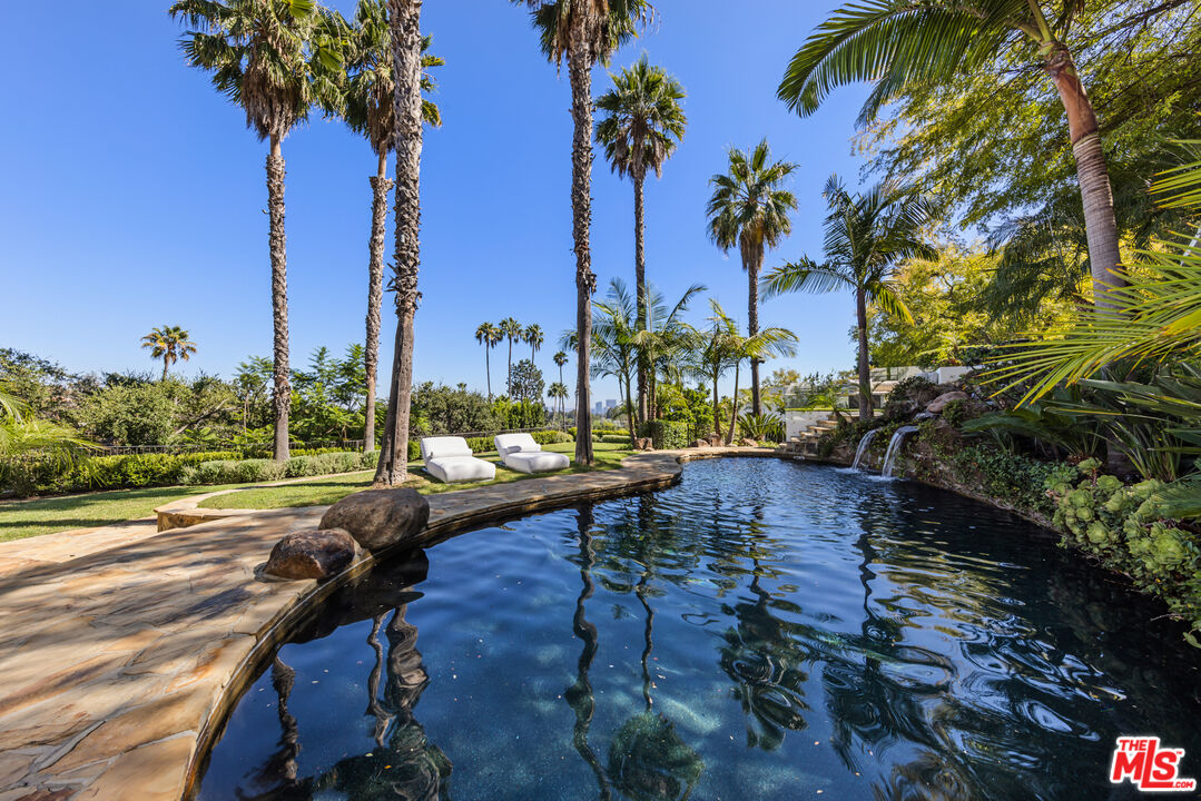 10048 Cielo Dr