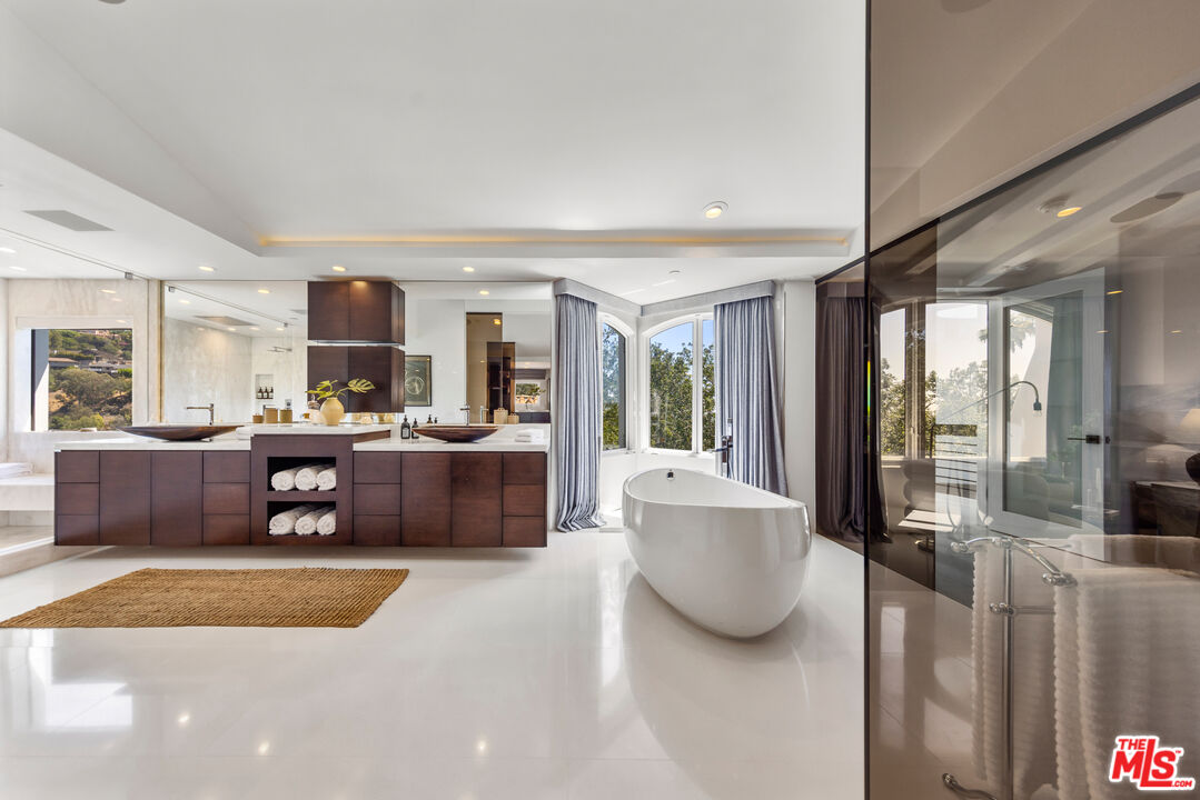 10048 Cielo Dr