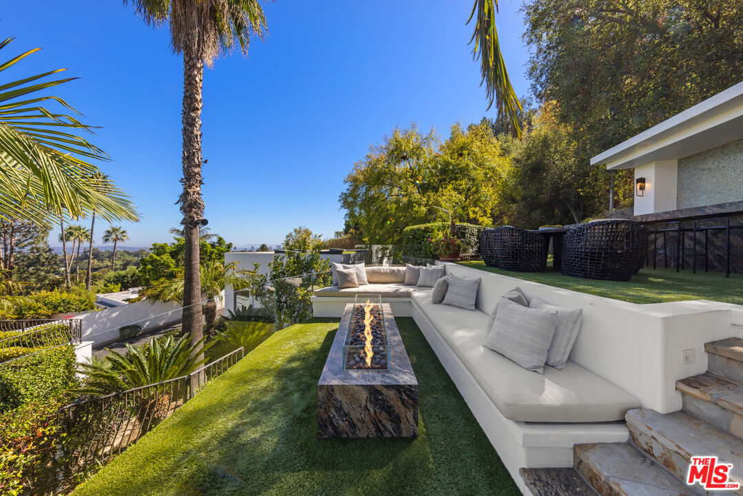 10048 Cielo Dr