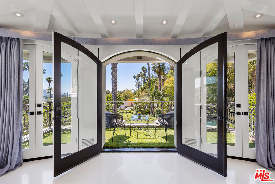 10048 Cielo Dr