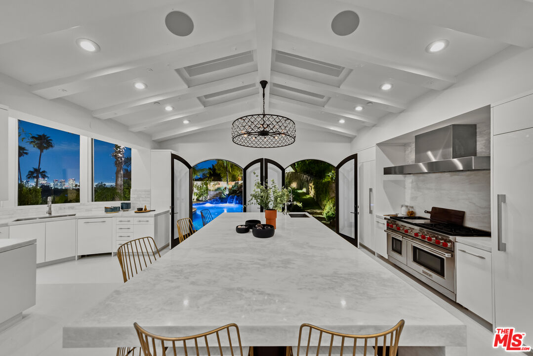 10048 Cielo Dr