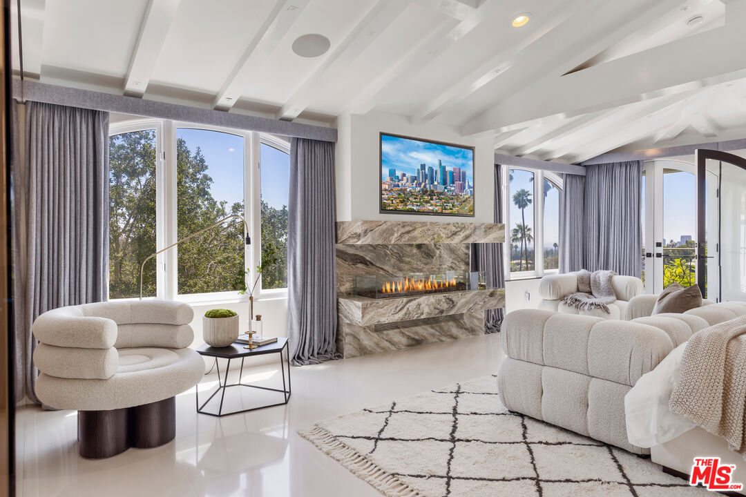 10048 Cielo Dr