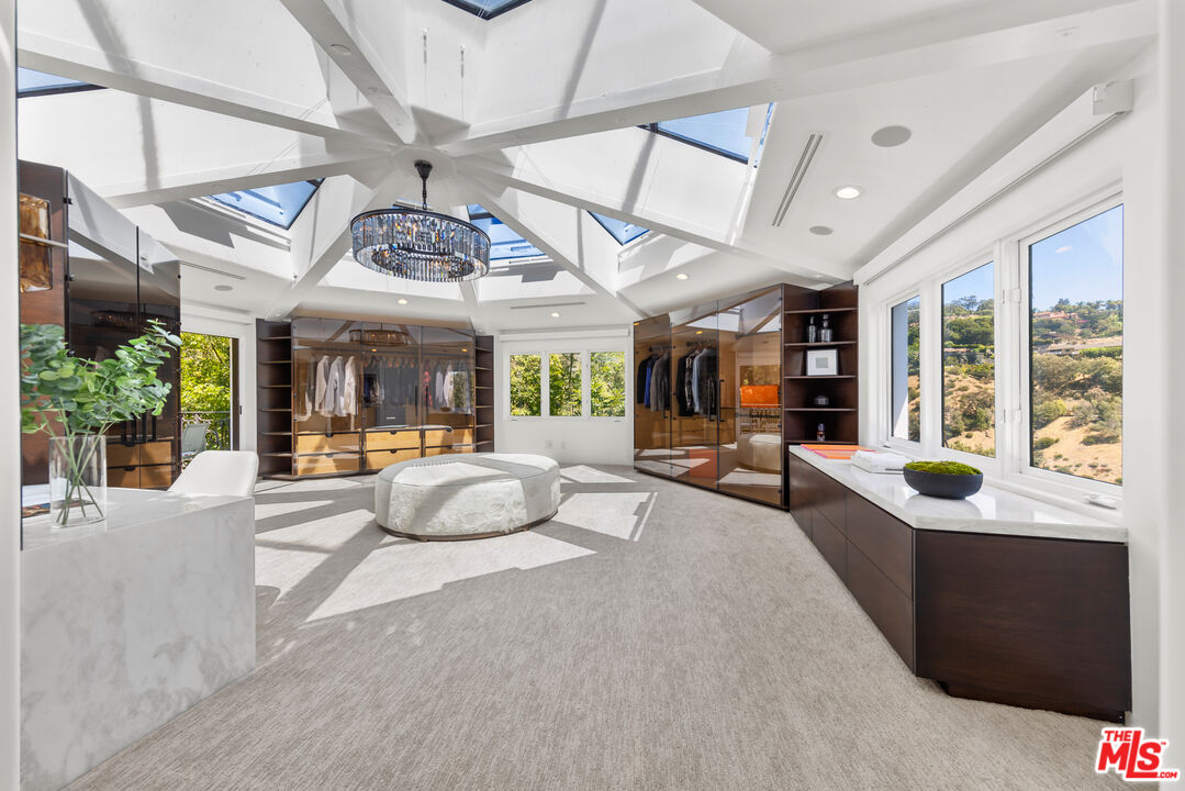 10048 Cielo Dr