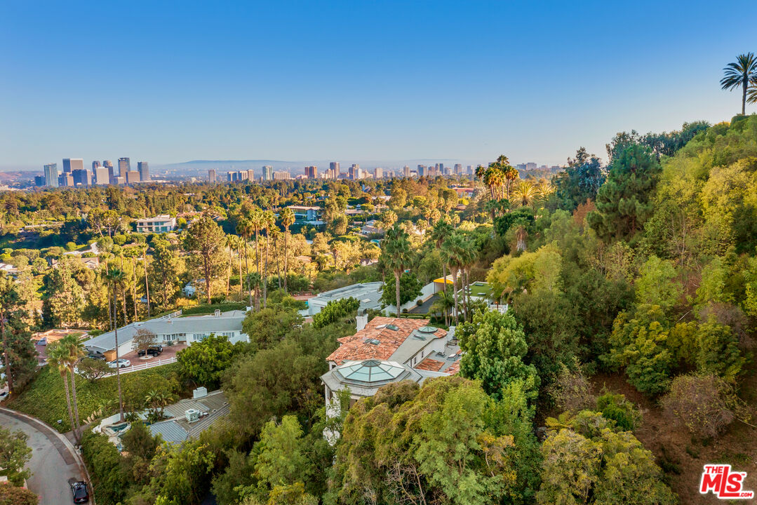 10048 Cielo Dr