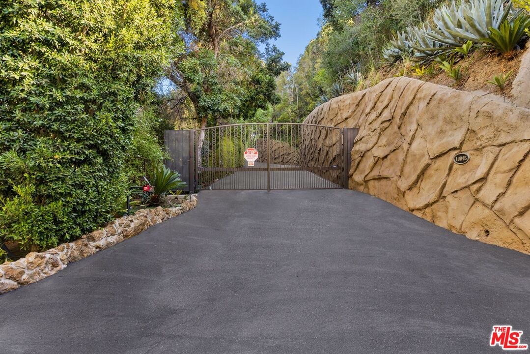 10048 Cielo Dr