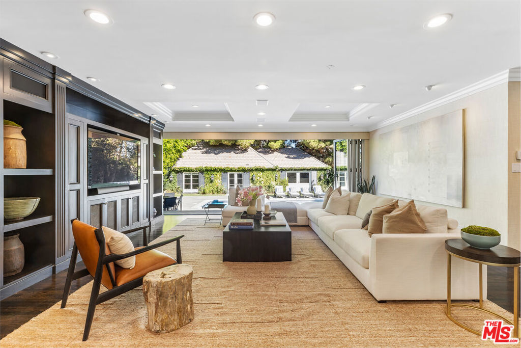 706 N Oakhurst Drive