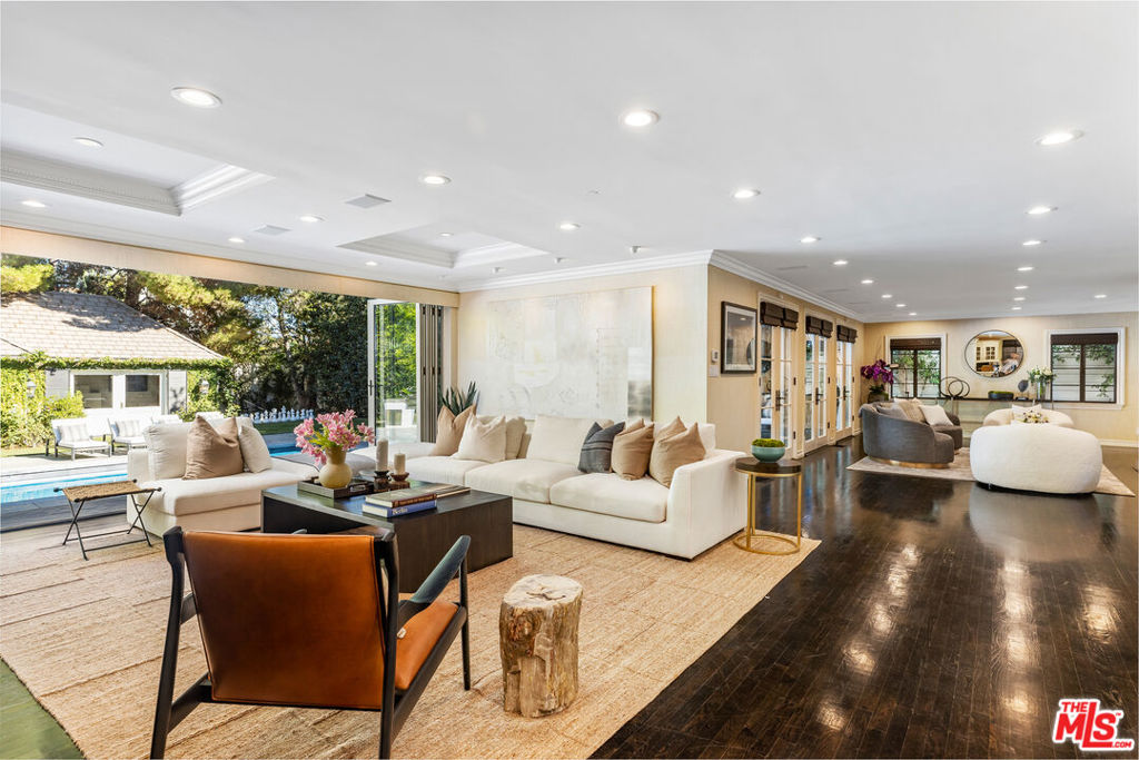 706 N Oakhurst Drive