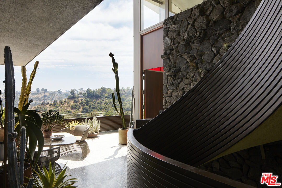 7436 Mulholland Dr