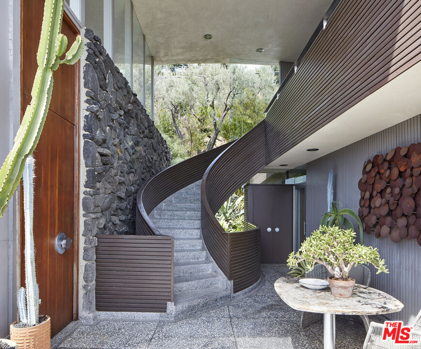 7436 Mulholland Dr