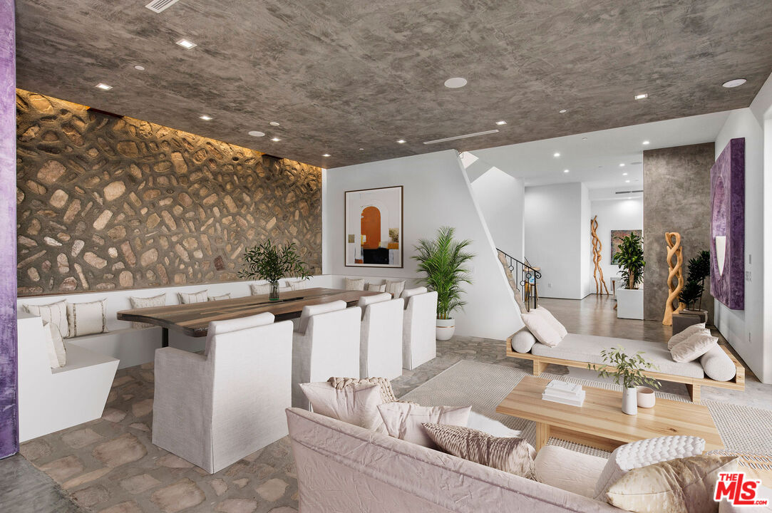 33340 Mulholland Hwy