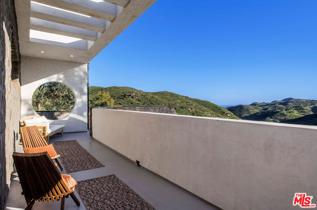 33340 Mulholland Hwy