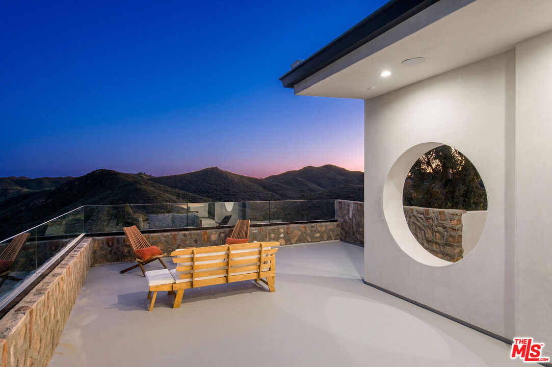 33340 Mulholland Hwy